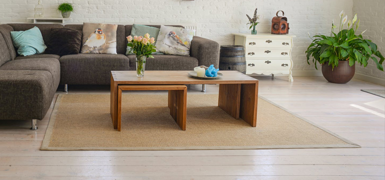 Helles Wohnzimmer mit modernem Bodenbelag