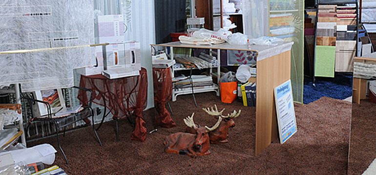 Ausstellung mit Stoffen, Teppichen und Gardinen